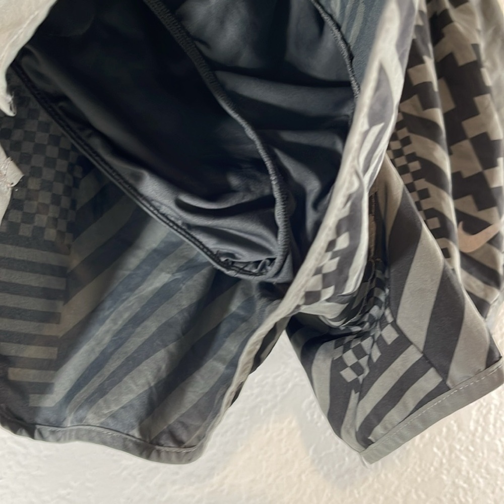 NIKE TEMPO LUX RUNWAY SHORT GREY Adjustable Waist & Back Zipper Pocket Size M - Picture 4 of 11